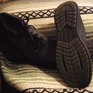 Mens Wolverine dura spring steel toe shoes 11.5